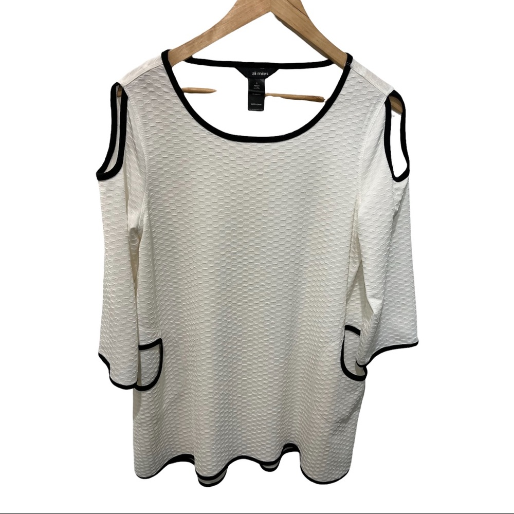 ALI MILES WHITE TEXTURED COLD SHOULDER BLOUSE WITH BLACK BORDER TRIM